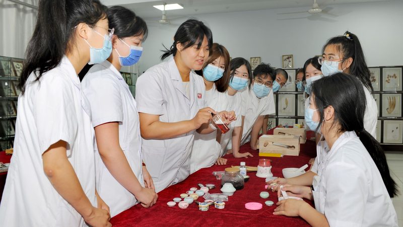 小标题：养生馆，关注内在调理